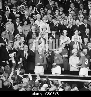 La regina sorride e scuote le mani con Bobby Charlton dopo aver presentato la sua medaglia dopo la vittoria dell'Inghilterra del 4-2 sulla Germania occidentale nella finale della Coppa del mondo a Wembley. Foto Stock