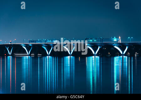 La Woodrow Wilson Bridge di notte, visto dal porto nazionale, Maryland. Foto Stock