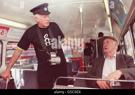 L'attore Richard Wilson parla con il passeggero James Conway da Shoreditch, Londra (a destra) mentre è un direttore sull'autobus nero di Londra di Amnesty International sulla Hackney per Victoria Route 38, come parte dell'accumulazione ai boddingtons e della carità sappiamo dove vivete in tensione! Concerto * .... che si svolge a Wembley Arena la Domenica 3 giugno. Britt Eckland, Warren Clark, Robert Bathurst (Cold Feet) e Gina Bellman saranno in servizio più avanti nella settimana, prendendo le tariffe e prendendo fare-dosgers - il tutto in aiuto della carità. Foto Stock