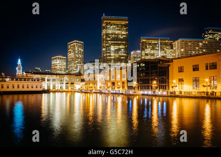 I moderni grattacieli di notte, visto da Pier 7, a San Francisco, California. Foto Stock