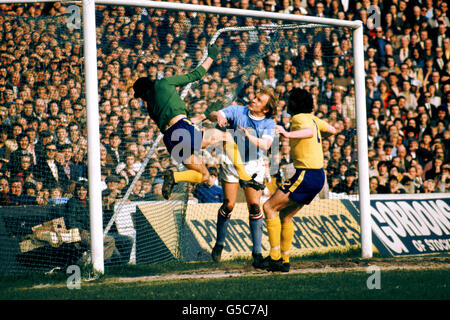 L-R Peter Bonetti (Chelsea), Francis Lee (Manchester City), Paddy Mulligan (Chelsea) Foto Stock