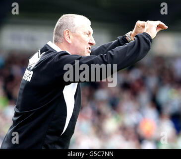 Terry Butcher, manager di Inverness, esegue un'azione durante la partita della Clydesdale Bank Scottish Premier League al Tulloch Caledonian Stadium di Inverness. Foto Stock