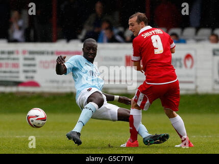 Karl Sheppard di Accmington Stanley (a destra) in azione con Kevin Amankwaah di Exeter City durante la partita della Npower Football League Two al Crown Ground di Accmington. Foto Stock