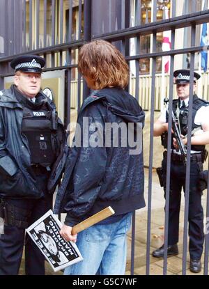 Un dimostratore al di fuori dell'ambasciata americana a Londra oggi (SAT) per protestare contro l'incarcerazione di un esercito americano privato Bradley Manning che è accusato di perdere informazioni al sito web di whistleblowing WikiLeaks. PREMERE ASSOCIAZIONE foto. Data immagine: Sabato 25 agosto 2012. Il credito fotografico deve essere: Max Nash/PA Wire Foto Stock