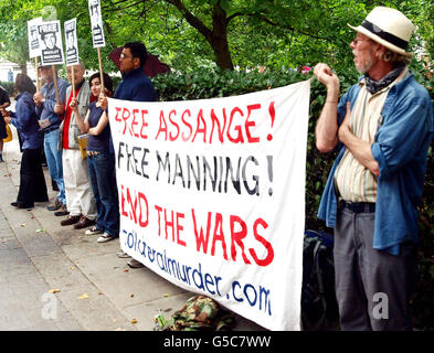 Manifestanti al di fuori dell'ambasciata americana a Londra oggi (SAT) per protestare contro l'incarcerazione di un esercito americano privato Bradley Manning che è accusato di perdere informazioni al sito web di whistleblowing WikiLeaks. Foto Stock