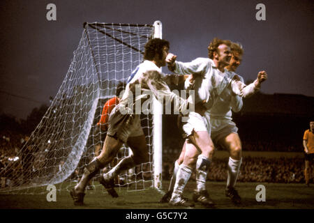 L-R: Mick Bates (a sinistra) e Terry Yorath si congratulano con Billy Bremner (Centro) per aver segnato, ma Leeds United perde 2-1 e il Championshsip va a Derby County Foto Stock