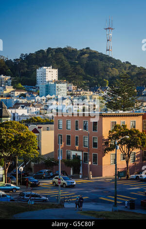 Vista del Sutro Torre da Alamo Square Park, a San Francisco, California. Foto Stock