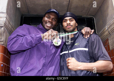 Il campione olimpico britannico Audley Harrison con David Haye (a destra) che ha vinto l'argento ai Campionati mondiali di boxe dilettanti di Belfast durante una conferenza stampa all'hotel St Martin di Londra, per annunciare il suo secondo incontro professionale. *... che si terrà all'Olympia di Liverpool il 14 luglio 2001. Foto Stock