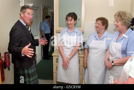 Il Principe di Galles incontra il personale di cucina femminile durante una visita all'ospedale di Ardgowan a Greenock, Scozia. Il Principe aveva visitato il Technical HelpCenter di IBM UK a Spango Valley, Greenock. Ha lodato lo sviluppo di IBM dalla sua ultima visita nel 1983 e la società * ha anche lodato il valore per l'economia scozzese. Foto Stock