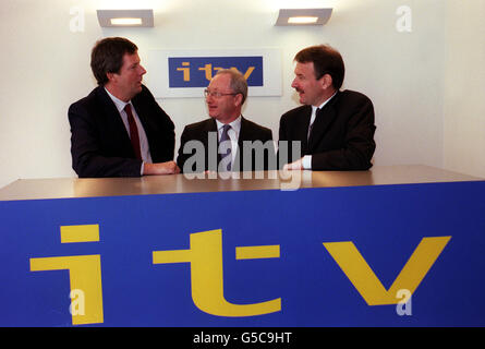 Da sinistra, ITV Chief Exec, Stuart Prebble, Granada Chief Exec, Steve Marrison e Carlton Chief Exec, Gerrt Murphy, in un incontro a Londra, dove è stato annunciato che i giganti di Media Carlton Communications e Granada avrebbero combinato il loro servizio di pay-TV ONdigital con ITV. * nell'ambito della nuova struttura ONdigital sarà chiamato ITV Digital, e diventerà la piattaforma di pay TV di ITV. Foto Stock