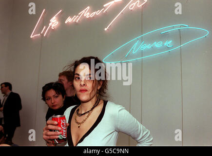 L'artista Tracey Emin alla galleria White Cube di Hoxton Square, a nord di Londra, dove ha svelato la sua ultima mostra, You Forgot to Kiss My Soul. Foto Stock