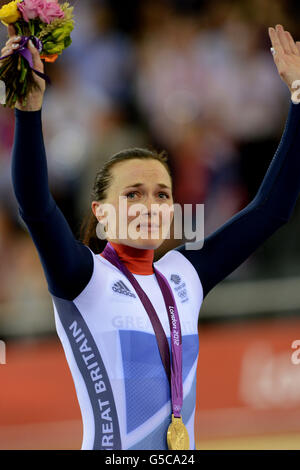 Il Victoria Pendleton della Gran Bretagna celebra con la sua medaglia d'oro dopo aver vinto la finale di Keirin delle Donne al Velodrome nel Parco Olimpico, durante il settimo giorno delle Olimpiadi di Londra del 2012. Foto Stock