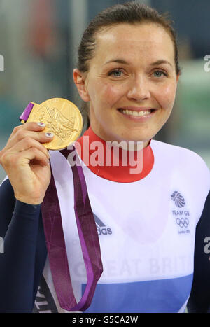 Il Victoria Pendleton della Gran Bretagna celebra con la sua medaglia d'oro dopo aver vinto la finale di Keirin delle Donne al Velodrome nel Parco Olimpico, durante il settimo giorno delle Olimpiadi di Londra del 2012. Foto Stock