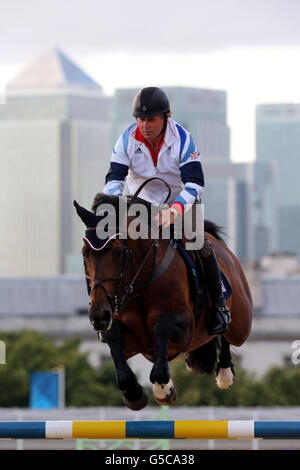 Nick Skelton, in Gran Bretagna, in sella alla Big Star, partecipa a una sessione di allenamento di salto al Greenwich Park, il settimo giorno delle Olimpiadi di Londra del 2012. Foto Stock