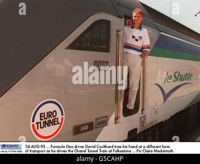 04-AUG-95 ... Il pilota della formula uno David Coulthard prova la sua mano ad una forma differente di trasporto mentre guida il treno del tunnel del Chanel a Folkestone Foto Stock