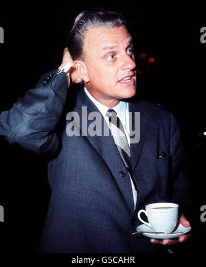 BILLY GRAHAM 1966: Uno studio non convenzionale del dottor Billy Graham, l'evangelista cristiano americano, con una tazza di tè durante la conferenza stampa di Londra. Foto Stock