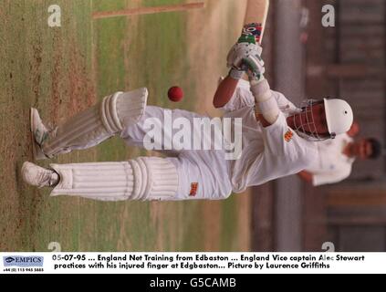 05-07-95. Inghilterra Net Training da Edbaston. Inghilterra Vice capitano Alec Stewart pratica con il dito ferito a Edgbaston. Foto di Laurence Griffiths Foto Stock