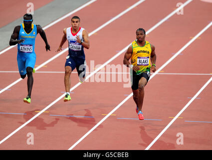 Giamaica Yohan Blake (centro) e la Gran Bretagna Adam Gemili (seconda a sinistra) durante la semifinale maschile di 100 metri il giorno 9 dei Giochi Olimpici allo Stadio Olimpico di Londra. Foto Stock