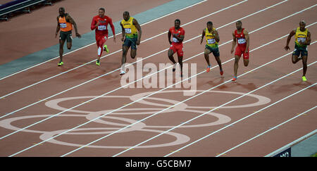 (Da sinistra a destra) Churandy Martina, Ryan Bailey degli Stati Uniti, Usain Bolt della Giamaica, Justin Gatlin degli Stati Uniti, Yohan Blake della Giamaica, Il Tyson Gay degli Stati Uniti e Asafa Powell della Giamaica gareggiano nella finale maschile di 100 m allo Stadio Olimpico il giorno nove dei Giochi Olimpici di Londra 2012. Foto Stock