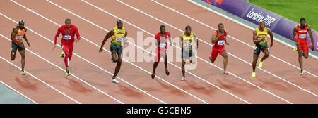 (Da sinistra a destra) Churandy Martina dei Paesi Bassi, Ryan Bailey degli Stati Uniti, Usain Bolt della Giamaica, Justin Gatlin degli Stati Uniti, Yohan Blake della Giamaica, USA Tyson Gay, Giamaica Asafa Powell e Trinidad e Tobago Richard Thompson gareggiano nella finale maschile di 100 metri allo Stadio Olimpico il 9° giorno dei Giochi Olimpici di Londra 2012. Foto Stock