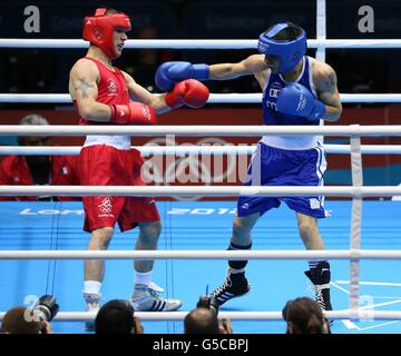 John Joe Nevin (a sinistra) e Oscar Valdez Fierro del Messico durante il loro quarto maschile di peso 56 kg all'Excel Arena di Londra. Foto Stock