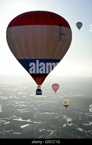 Le mongolfiere volano su Bristol la settimana che vedrà la 34esima edizione della fiera internazionale della mongolfiera di Bristol, che si terrà presso l'Ashton Court Estate, mentre i mongolfiere provenienti da tutto il mondo si riuniscono in quello che è il più grande evento di mongolfiera in Europa. Foto Stock