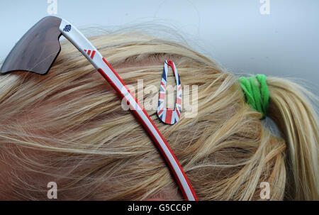 Rachel Cawthorn della Gran Bretagna indossa una clip per capelli a tema Union flag durante il Kayak Single (K1) 500m - finalissima per donna a Eton Dorney, Londra. Foto Stock