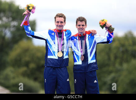 Alistair Brownlee della Gran Bretagna festeggia con la sua medaglia d'oro e Jonathan Brownlee (a destra) festeggia con la sua medaglia di bronzo, dopo il triathlon maschile, l'undicesimo giorno delle Olimpiadi di Londra del 2012. Foto Stock