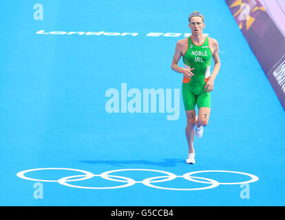 Giochi Olimpici di Londra - giorno 11. L'irlandese Gavin Noble termina il Triathlon maschile a Hyde Park, Londra, l'undicesimo giorno delle Olimpiadi di Londra del 2012. Foto Stock