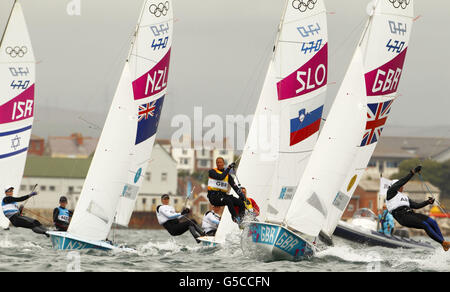 Hannah Mills e Saskia Clark della Gran Bretagna iniziano la loro prima gara della giornata nella classe femminile 470 alle Olimpiadi di Portland Harbour. Foto Stock