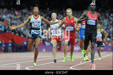 Andrew Osagie, il grande briziano, festeggia il suo posto nella finale mentre attraversa la linea della semifinale maschile di 800 metri con David Lekuta Rudisha (a destra) del Kenya allo Stadio Olimpico di Londra. Foto Stock