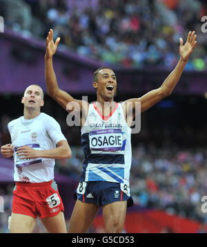 Andrew Osagie di Great Bretian celebra il suo posto nella finale mentre attraversa la linea della semifinale maschile di 800 m all'Olympic Stadium di Londra. Foto Stock