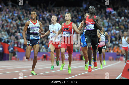 Andrew Osagie (a sinistra) di Great Bretian sulla strada per prendere un posto nella finale mentre attraversa la linea della semifinale maschile di 800 m con David Lekuta Rudisha (a destra) del Kenya allo Stadio Olimpico di Londra. Foto Stock