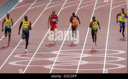 Usain Bolt della Giamaica (seconda a sinistra) vince la finale maschile di 200m il giorno dodici dei Giochi Olimpici di Londra allo Stadio Olimpico di Londra. Foto Stock