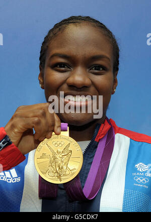 Giochi Olimpici di Londra - giorno 13. Nicola Adams con la medaglia d'oro della Gran Bretagna ha vinto nella categoria di pugilato 51kg alla casa del Team GB di Londra. Foto Stock