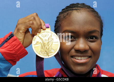 Nicola Adams della Gran Bretagna con la sua medaglia d'oro ha vinto nella categoria di pugilato 51kg alla casa del Team GB a Londra. Foto Stock