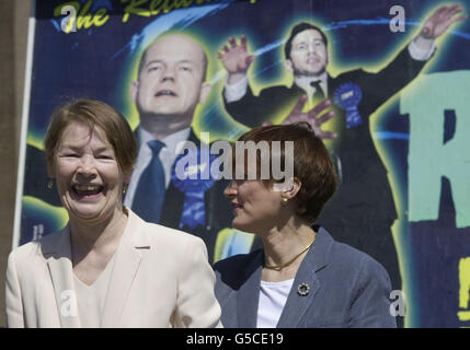 Il deputato del lavoro Glenda Jackson (a sinistra) e il ministro dell'occupazione, Tessa Jowell, in occasione della campagna poster del partito laburista di questa mattina a Londra, quando entrambe le parti avviano le loro campagne elettorali. Foto Stock