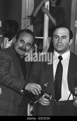 L'attore britannico Bob Hoskins offre un drink al suo omologo di cere al Museo delle cere di Madame Tussaud a Londra. Foto Stock