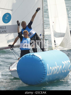 Hannah Mills della Gran Bretagna e Saskia Clark (TOP) celebrano la vittoria della medaglia d'argento nella classe femminile 470 presso la sede delle Olimpiadi di Weymouth e Portland. Foto Stock