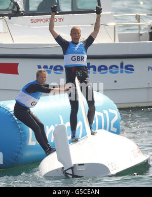 Hannah Mills della Gran Bretagna e Saskia Clark (TOP) celebrano la vittoria della medaglia d'argento nella classe femminile 470 presso la sede delle Olimpiadi di Weymouth e Portland. Foto Stock