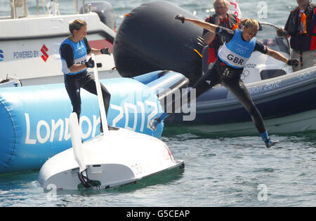 Hannah Mills e Saskia Clark (a destra) della Gran Bretagna celebrano la medaglia d'argento nella classe femminile 470 presso la sede delle Olimpiadi di Weymouth e Portland. Foto Stock