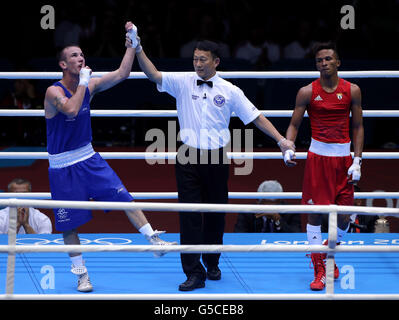 L'irlandese John Joe Nevin (a sinistra) celebra la sconfitta di Lazaro Alvarez Estrada a Cuba durante la semifinale maschile Bantam il quattordici° giorno dei Giochi Olimpici all'Excel di Londra. RESS ASSOCIATION foto. Data immagine: Venerdì 10 agosto 2012. Guarda la storia della PA OLYMPICS Boxing. Il credito fotografico dovrebbe essere: Nick Potts/PA Wire. Foto Stock