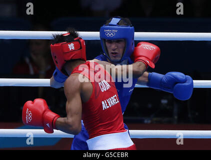 John Joe Nevin (a destra) d'Irlanda in azione contro Lazaro Alvarez Estrada durante la semifinale di Bantam maschile il quattordici giorni dei Giochi Olimpici all'Excel di Londra. RESS ASSOCIAZIONE foto. Data foto: Venerdì 10 agosto 2012. Guarda la storia della Pennsylvania OLIMPIADI Boxing. Il credito fotografico deve essere: Nick Potts/PA Wire. SOLO PER USO EDITORIALE Foto Stock