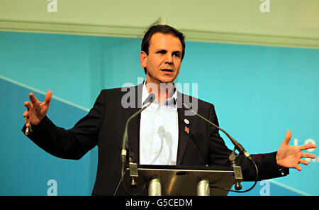 Eduardo Paes, sindaco di Rio de Janeiro, in una conferenza stampa per prepararsi alla consegna della bandiera olimpica. Foto Stock