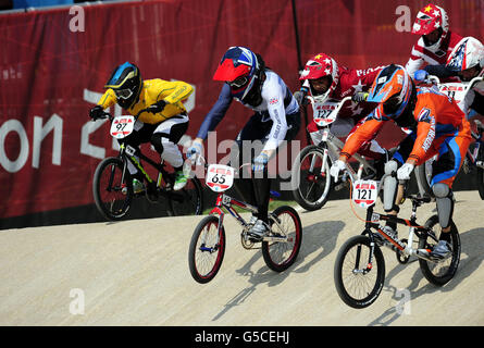 Gran Bretagna Liam Phillips (centro) in azione nella semifinale maschile il quattordici giorno dei Giochi Olimpici al BMX Track sul Parco Olimpico di Londra. Foto Stock