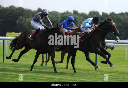 L'opinione indovinata da Ryan Moore (a destra) vince il BetVictor.com handicap Stakes durante il Rose of Lancaster Stakes Raceday all'ippodromo di Haydock Park, Newton-le-Willows. Foto Stock