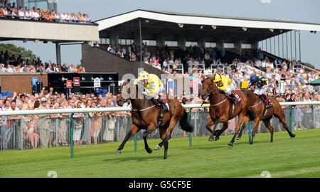 Willbeme guidato da Jean Pierre Guillambert vince la Yeomanry Handicap Stakes del duca di Lancaster durante il Rose of Lancaster Stakes Raceday all'ippodromo di Haydock Park, Newton-le-Willows. Foto Stock