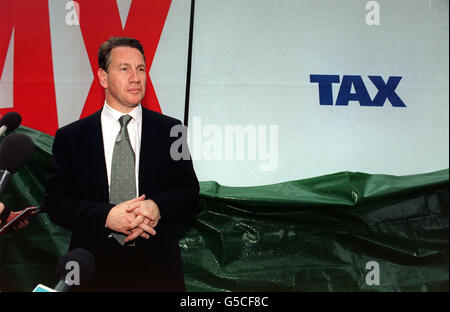 Il Cancelliere ombra dello scacchiere Michael Portillo svela l'ultimo poster delle elezioni generali del Partito conservatore fuori dal quartier generale del partito nel centro di Londra. Il poster mostra l'agenda fiscale più alta del lavoro rispetto ai tagli fiscali per le Tory. Foto Stock