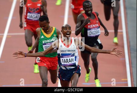 Mo Farah della Gran Bretagna vince la finale maschile di 5.000 metri il giorno quindici dei Giochi Olimpici di Londra nello Stadio Olimpico di Londra. Foto Stock