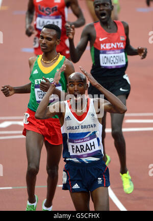 Giochi Olimpici di Londra - giorno 15. Il Mo Farah della Gran Bretagna vince la finale maschile di 5000m il giorno quindici dei Giochi Olimpici di Londra nello Stadio Olimpico di Londra. Foto Stock